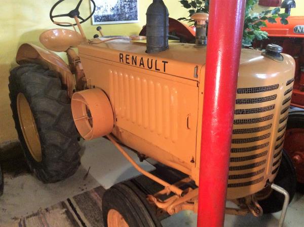 Veterantraktor - Renault - 3042. 1952. Fotogen. 12 v. Hydraulik. Helrenoverad magnet. Övertagit i be...